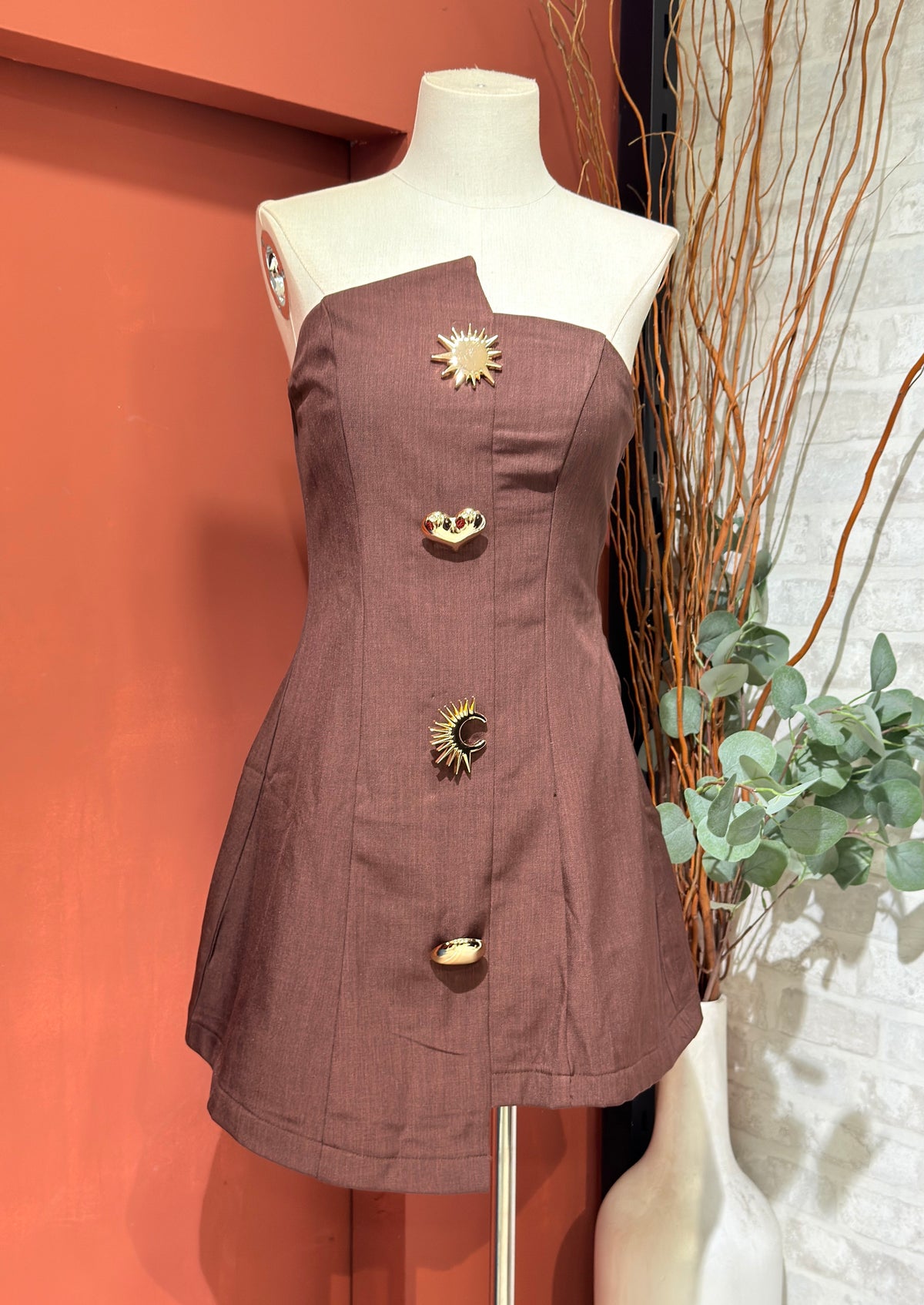 Vestido Asimétrico Botones Oro Chocolate