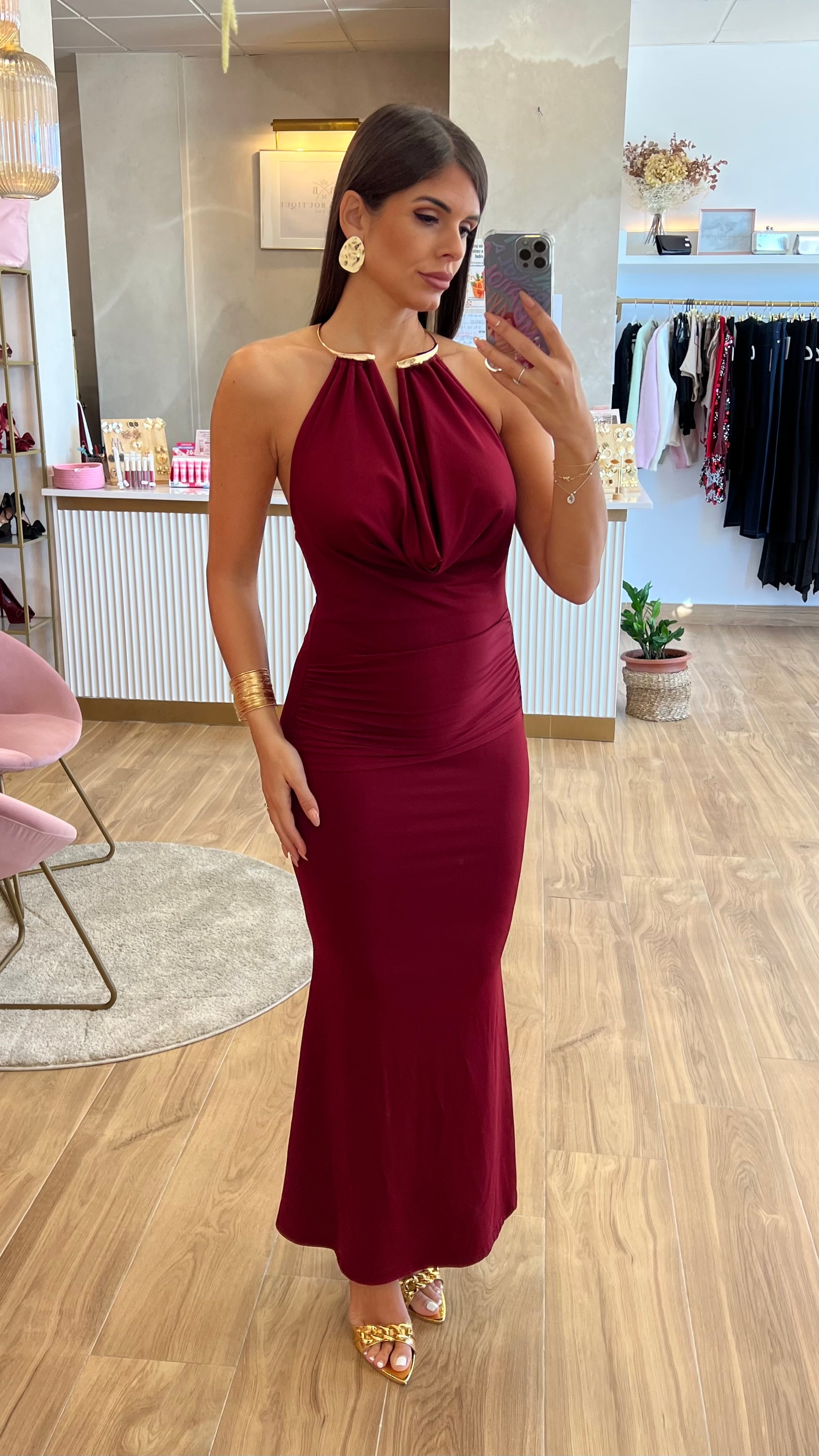 Vestido Cuello Oro Frunce Burdeos