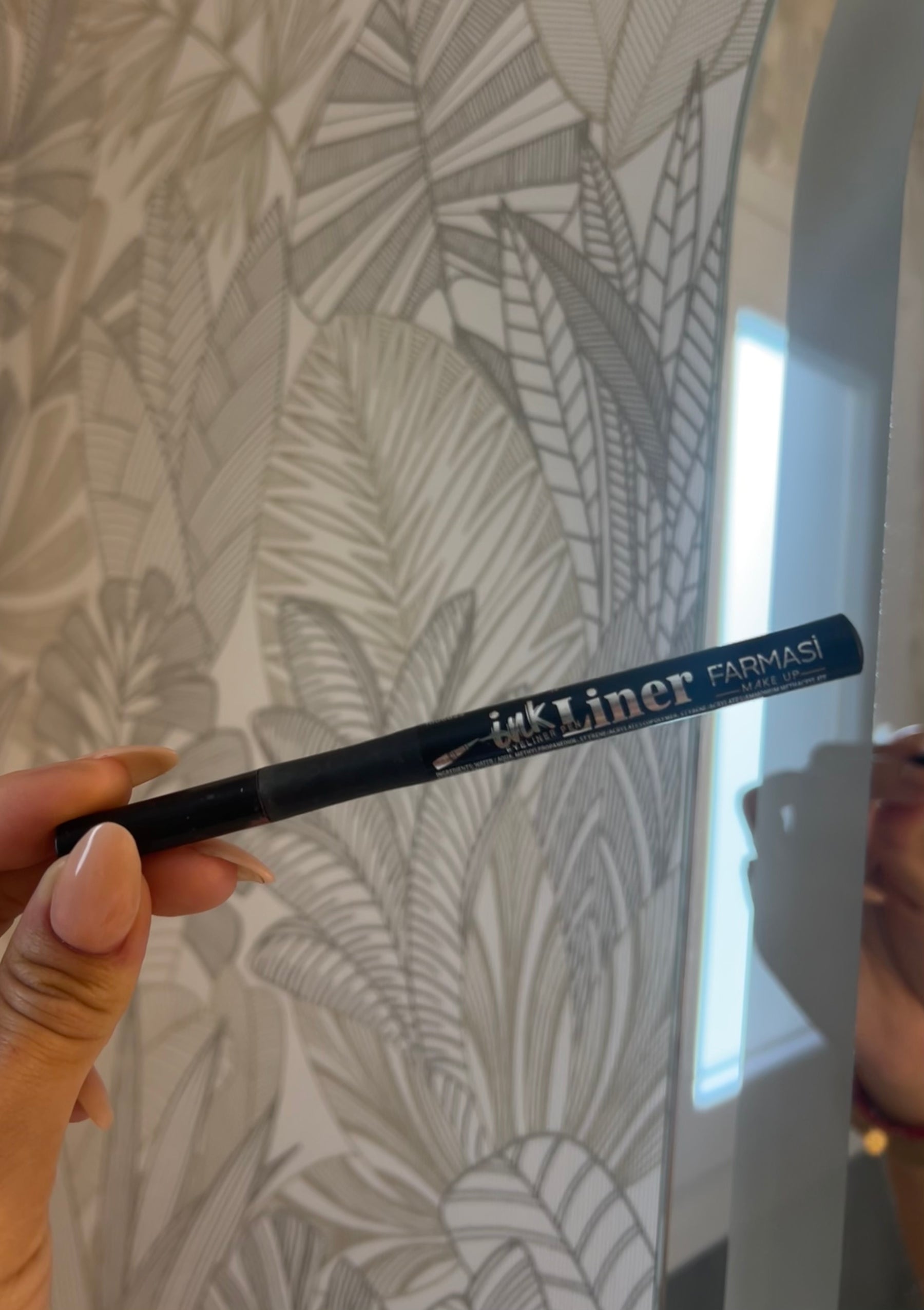 Delineador De Ojos (Línea Dermatológica Larga Duración)